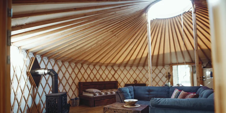 Relax v podhůří Beskyd: pobyt v moderní jurtě s privátní saunou a snídaní až pro 4 osoby