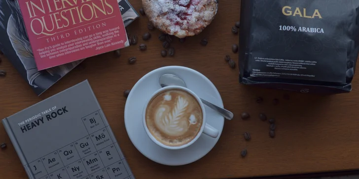 Šálek kávy ve vršovické kavárně pro 1-2 osoby: espresso, cappuccino i latte