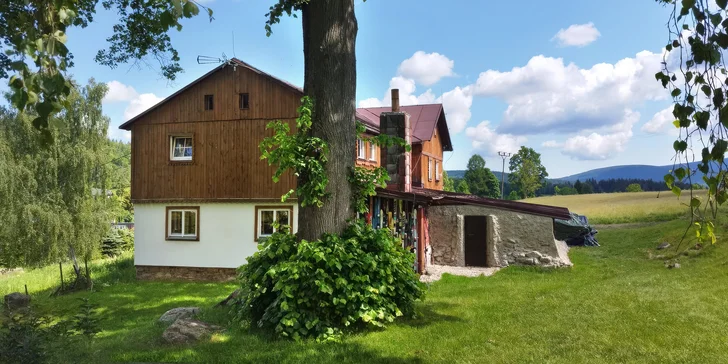 Chalupa v Jizerských horách až pro 35 lidí: cena za celý objekt, sauna, hřiště i parkování