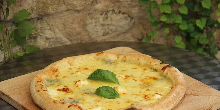 Italská pizza dle výběru: sýrová, špenátová, s pancettou i krevetami