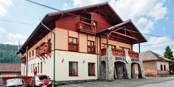 Hotel v obci Heľpa v Nízkých Tatrách: polopenze, hodina bowlingu, výlety i možnost 2hod. wellness