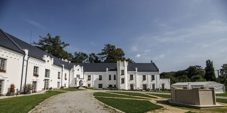 Romantický pobyt na zámku u Havlíčkova Brodu: víno, snídaně i degustační menu