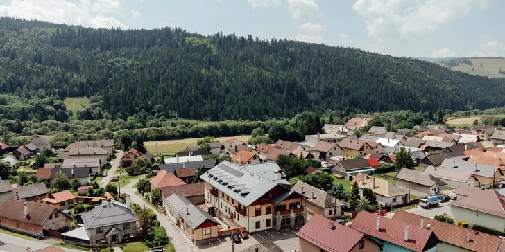 Hotel v obci Heľpa v Nízkých Tatrách: polopenze, hodina bowlingu, výlety i možnost 2hod. wellness