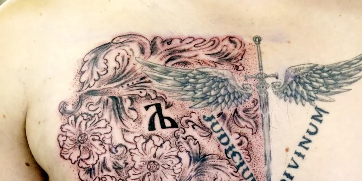 Nové velké tetování černou barvou nebo barevné o rozměru až 20 × 20 cm