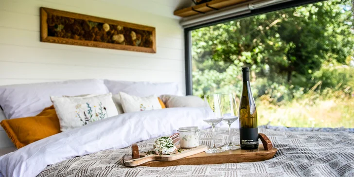 Nádherný tiny house v Jizerkách: koupelna, vybavená kuchyně, snídaňová bedýnka, terasa a klid