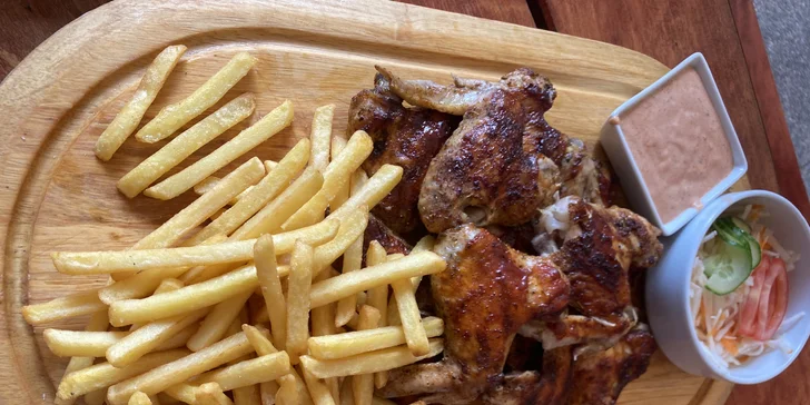 Chuťovka k pivečku i na doma k televizi: 1 nebo 2 kg BBQ křídel s hranolky, salátem i omáčkou