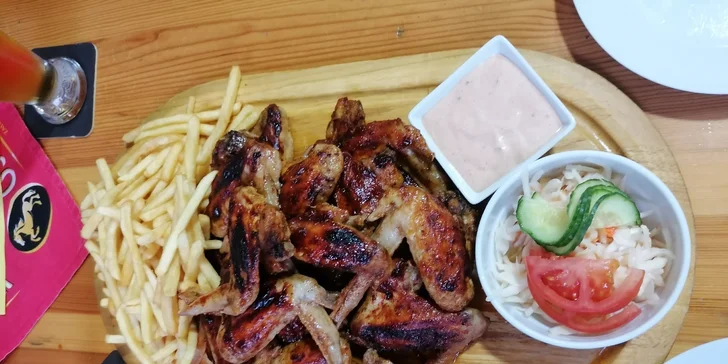 Chuťovka k pivečku i na doma k televizi: 1 nebo 2 kg BBQ křídel s hranolky, salátem i omáčkou