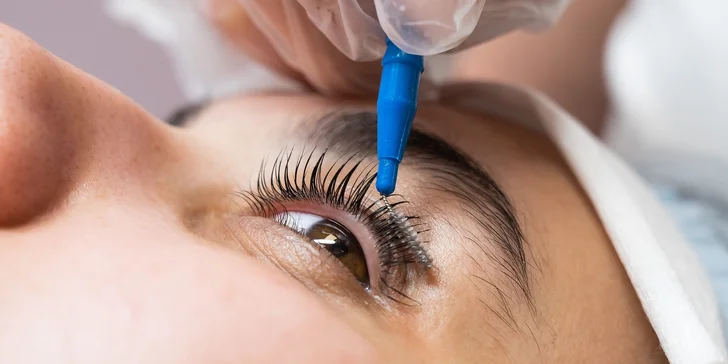 Dokonalý pohled: Lash lifting řas včetně barvení a výživy