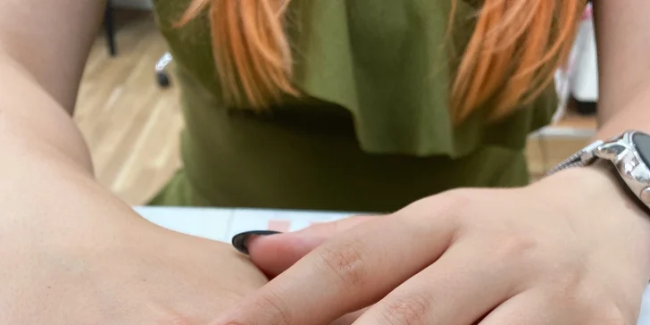 Klasická manikúra vč. lakování Shellacem či gel lakem i balíček s kombinovanou pedikúrou