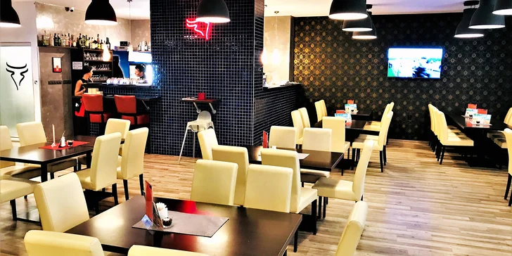 Tříchodové menu pro 1 či 2 osoby: salát caprese, steak nebo losos a dezert
