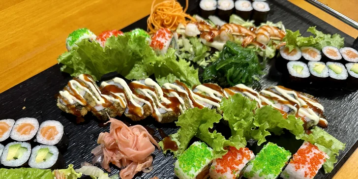 Pestrobarevné sety s 16-54 ks sushi i asijské speciality: maki, závitky i poké