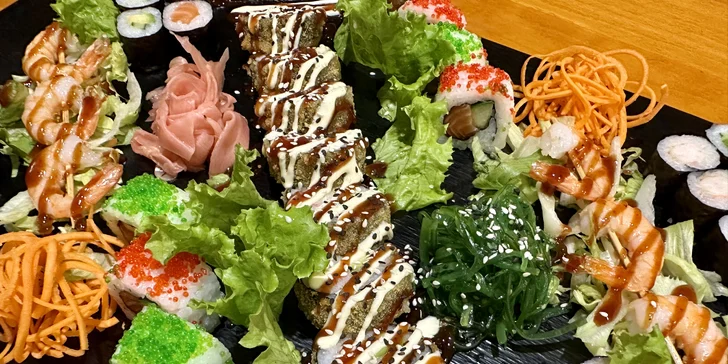 Pestrobarevné sety s 16-54 ks sushi i asijské speciality: maki, závitky i poké