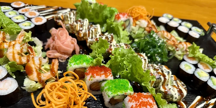 Pestrobarevné sety s 16-54 ks sushi i asijské speciality: maki, závitky i poké