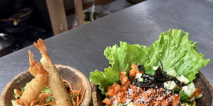 Pestrobarevné sety s 16-54 ks sushi i asijské speciality: maki, závitky i poké