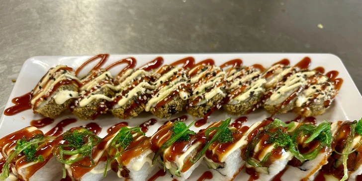 Pestrobarevné sety s 16-54 ks sushi i asijské speciality: maki, závitky i poké