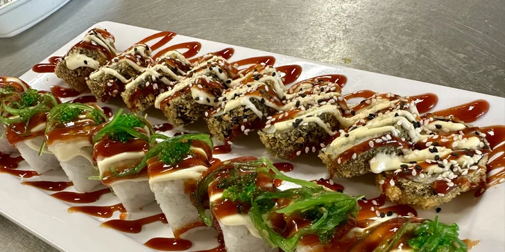 Pestrobarevné sety s 16-54 ks sushi i asijské speciality: maki, závitky i poké