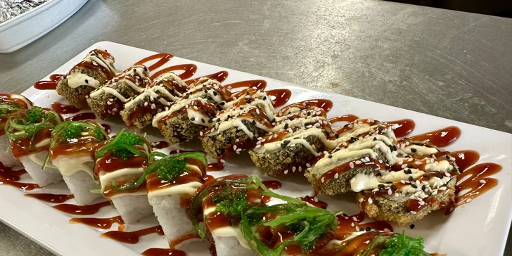 Pestrobarevné sety s 16-54 ks sushi i asijské speciality: maki, závitky i poké