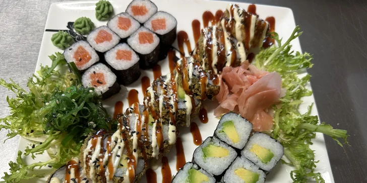 Pestrobarevné sety s 16-54 ks sushi i asijské speciality: maki, závitky i poké