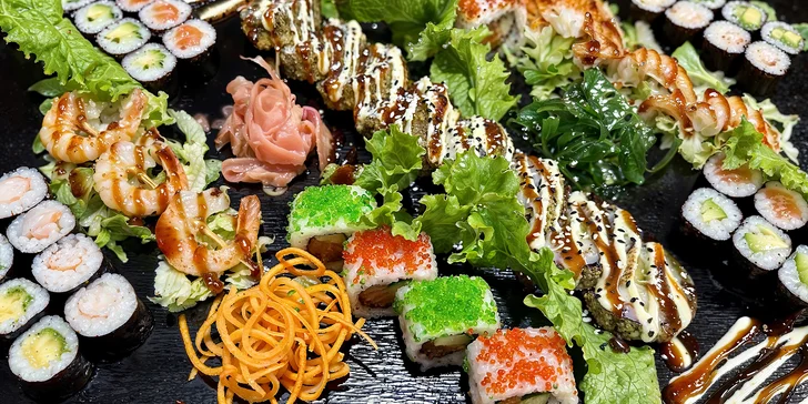 Pestrobarevné sety s 16-54 ks sushi i asijské speciality: maki, závitky i poké