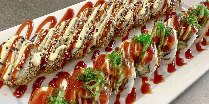 Pestrobarevné sety s 16-54 ks sushi i asijské speciality: maki, závitky i poké