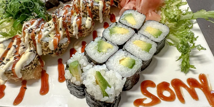 Pestrobarevné sety s 16-54 ks sushi i asijské speciality: maki, závitky i poké