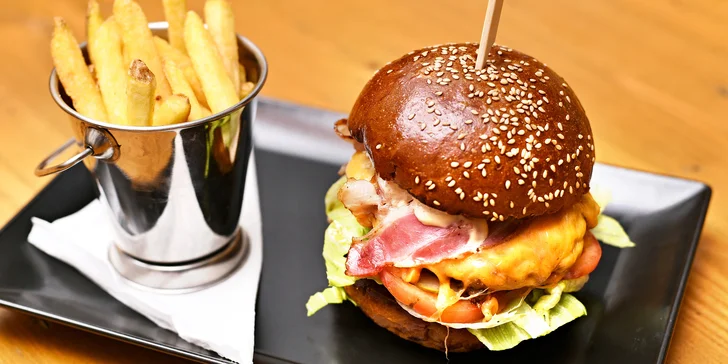 Burger podle výběru ze 2 druhů, hranolky i nápoj pro 1 nebo 2 osoby