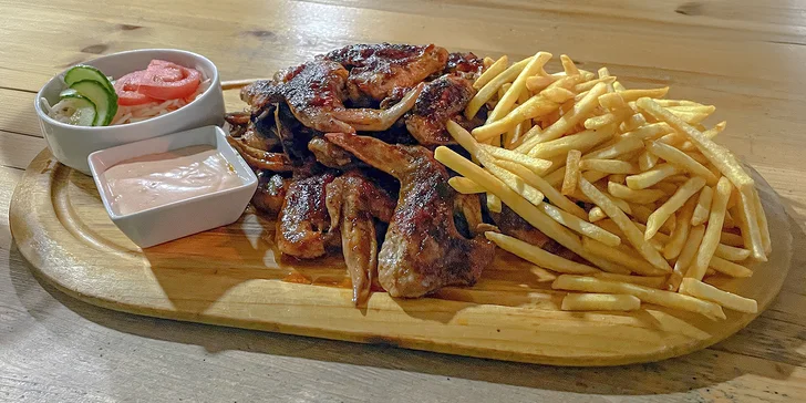 Chuťovka k pivečku i na doma k televizi: 1 nebo 2 kg BBQ křídel s hranolky, salátem i omáčkou
