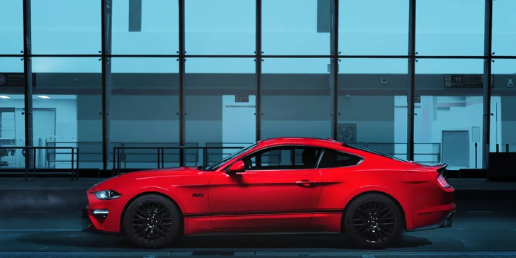 Nezapomenutelný zážitek: jízda nebo pronájem legendárního Fordu Mustang 5.0 V8 Coyote