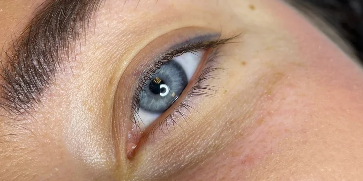 Pohled, kterým okouzlíte: prodloužení řas, lash lifting i laminace obočí