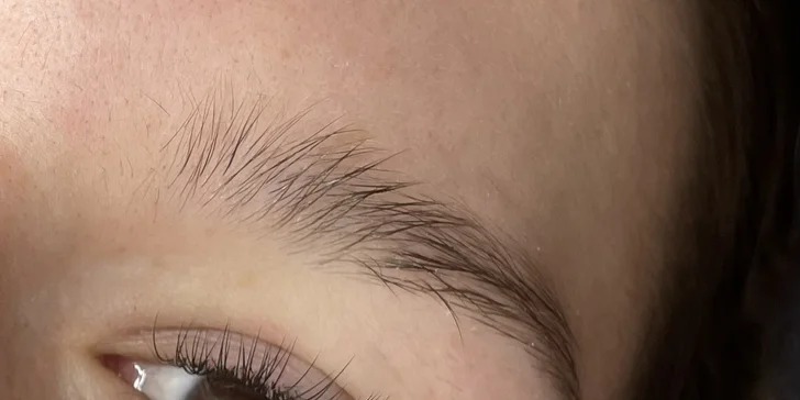 Pohled, kterým okouzlíte: prodloužení řas, lash lifting i laminace obočí