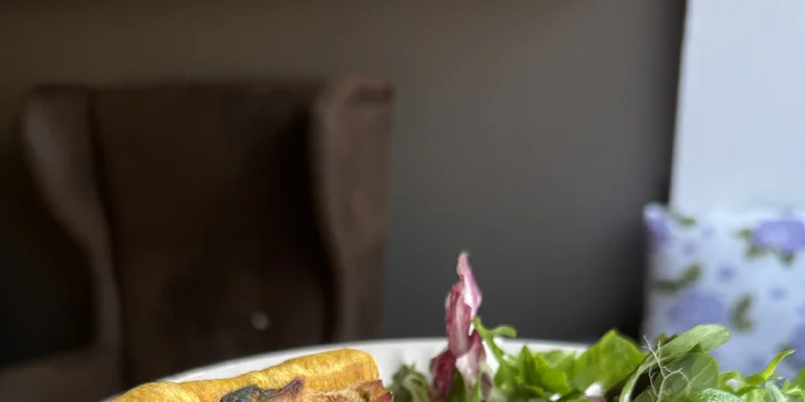Domácí cheesecake nebo francouzský quiche, limonáda a káva dle výběru pro 1 i pro 2 osoby