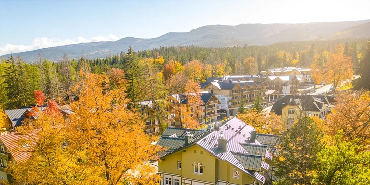 Adult only apartmány ve Sklářské Porubě: historický hotel se zahradou, wellness, snídaně i kinosál