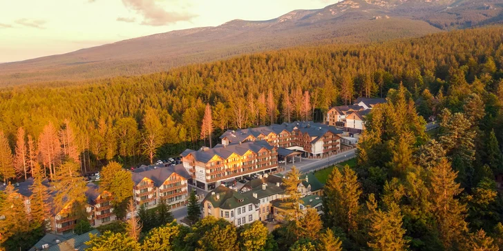 V páru nebo s rodinou do Krkonoš: krásný 5* resort s jídlem a neomezeným wellness