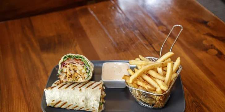 Masová tortilla podle výběru ze 3 druhů, hranolky a dip podle výběru