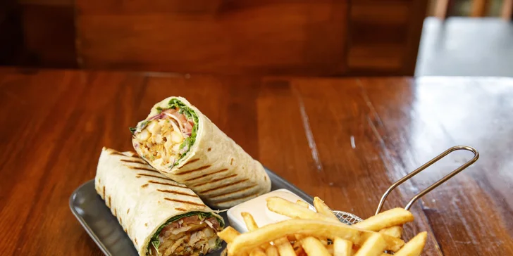Masová tortilla podle výběru ze 3 druhů, hranolky a dip podle výběru
