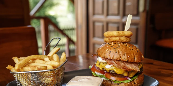 Burger podle výběru z 8 druhů: hovězí nebo kuřecí maso, zeleninový řízeček i halloumi, hranolky a dip