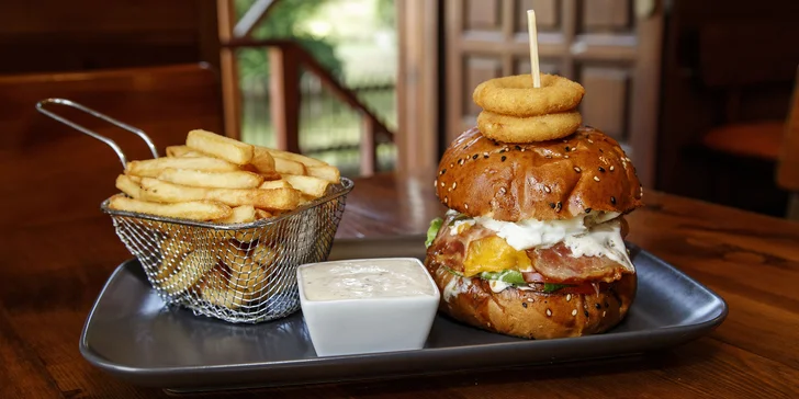 Burger podle výběru z 8 druhů: hovězí nebo kuřecí maso, zeleninový řízeček i halloumi, hranolky a dip