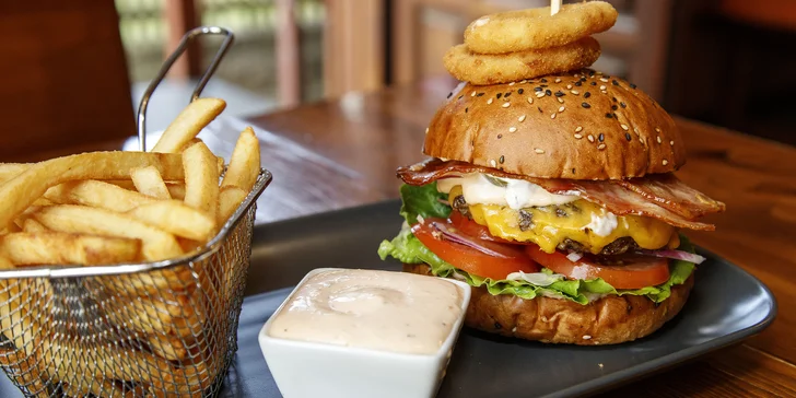 Burger podle výběru z 8 druhů: hovězí nebo kuřecí maso, zeleninový řízeček i halloumi, hranolky a dip