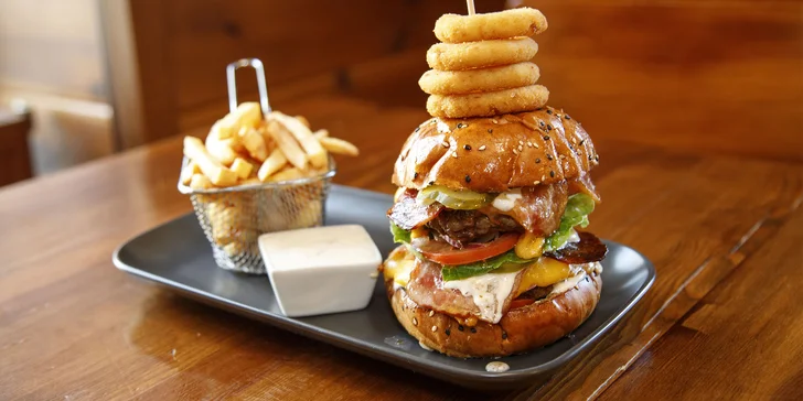 Double Cheese and Bacon Burger, domácí dip i hranolky