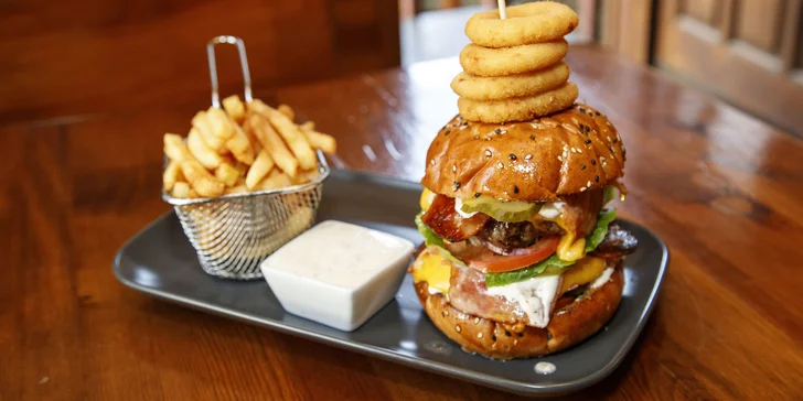 Double Cheese and Bacon Burger, domácí dip i hranolky
