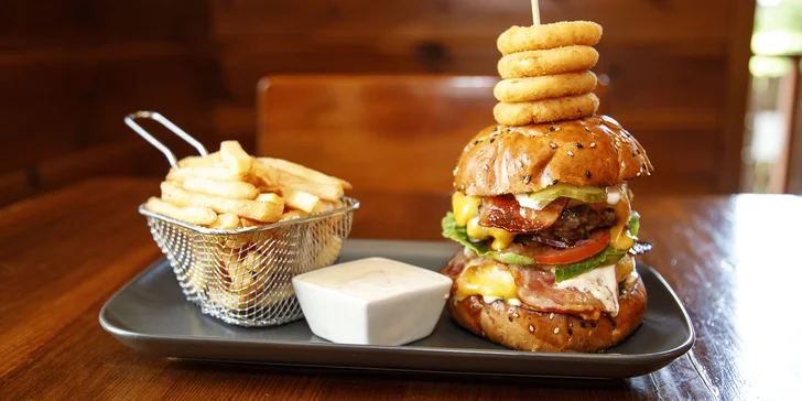 Double Cheese and Bacon Burger, domácí dip i hranolky