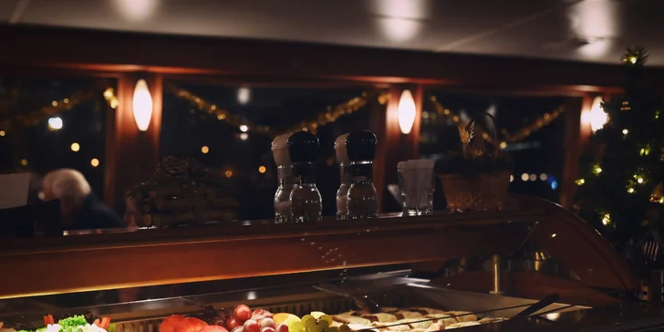 Adventní plavba centrem Prahy s výkladem a nápojem i rautovou večeří