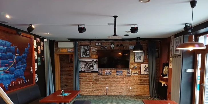 Burger z vyzrálého hovězího i hranolky v restauraci laděné do amerického stylu
