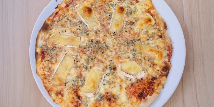Maxi pizza o průměru 60 cm: sýrová, se šunkou nebo slaninová s kozími rohy