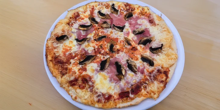 Maxi pizza o průměru 60 cm: sýrová, se šunkou nebo slaninová s kozími rohy