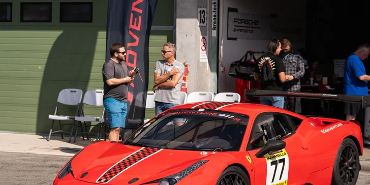 Spolujízda ve Ferrari 458 Evo na závodním okruhu v Brně či Mostě: 1–3 kola