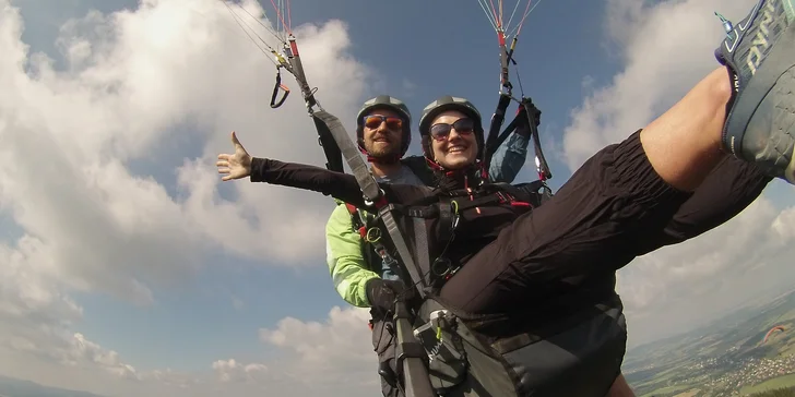 Adrenalin v oblacích: paraglidingový tandemový let se špetkou akrobacie