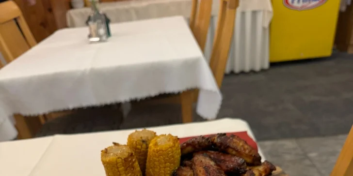 12 kuřecích křídel se salátem coleslaw, pečivem i grilovanou kukuřicí