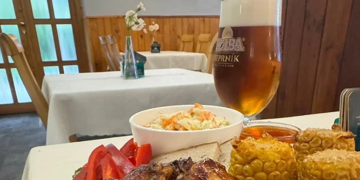 12 kuřecích křídel se salátem coleslaw, pečivem i grilovanou kukuřicí