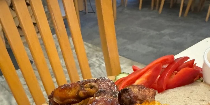 12 kuřecích křídel se salátem coleslaw, pečivem i grilovanou kukuřicí
